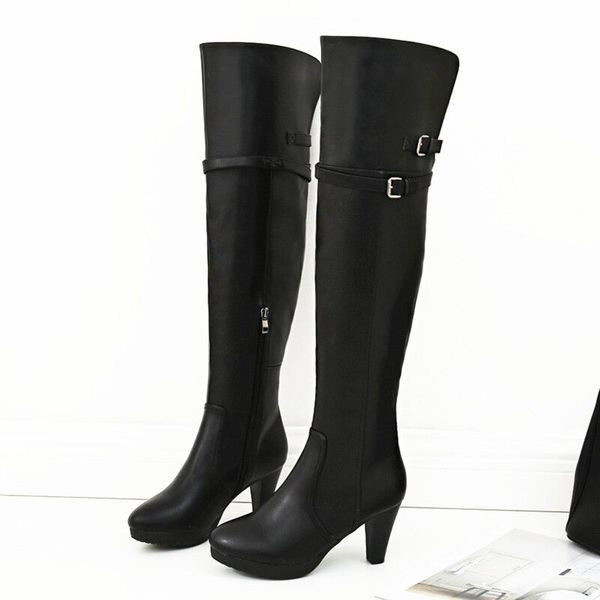 Női csizma, magas sarkú modell