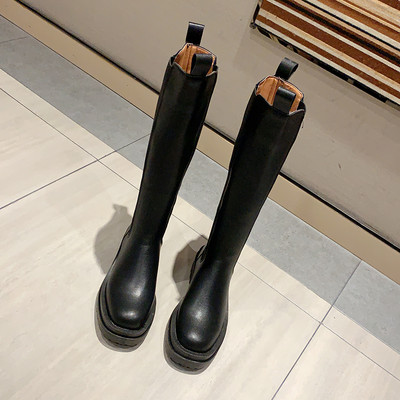 Nahast naiste talvesaapad või kõrge tallaga saapad