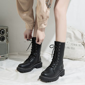 Alkalmi női bőrcsizma lapos talppal és fűzővel