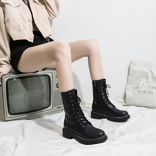 Alkalmi női bőrcsizma lapos talppal és fűzővel