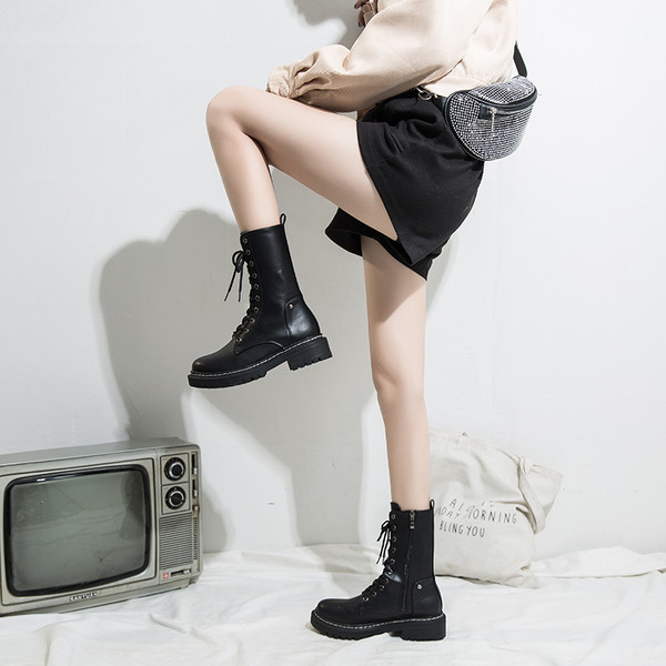 Alkalmi női bőrcsizma lapos talppal és fűzővel