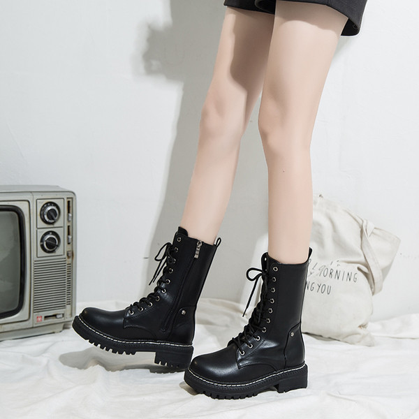 Alkalmi női bőrcsizma lapos talppal és fűzővel