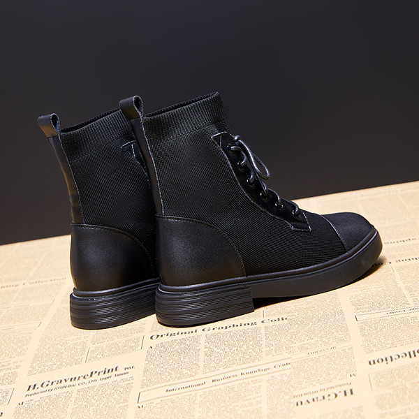 Sieviešu ikdienas zābaki melnā krāsā ar mežģīnēm un plakanu zoli