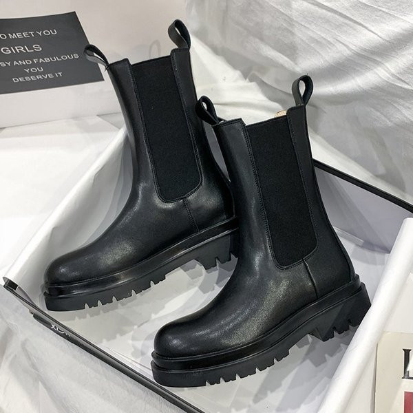 Öko bőrből készült, fekete színű, durva talpú női csizma új modellje