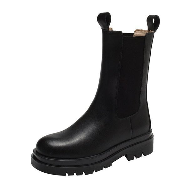 Öko bőrből készült, fekete színű, durva talpú női csizma új modellje