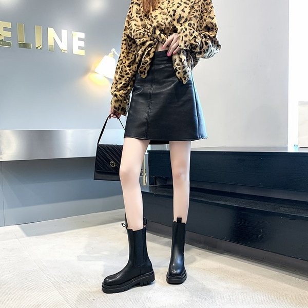 Öko bőrből készült, fekete színű, durva talpú női csizma új modellje