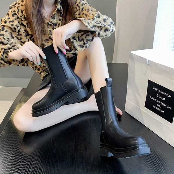 Öko bőrből készült, fekete színű, durva talpú női csizma új modellje