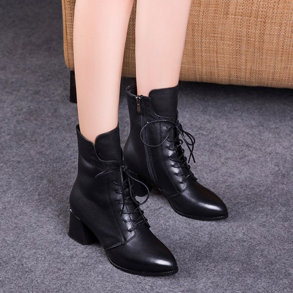 Öko bőrből készült hegyes női csizma vastag sarokkal és fűzővel