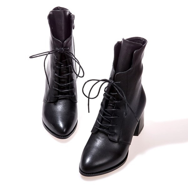 Öko bőrből készült hegyes női csizma vastag sarokkal és fűzővel