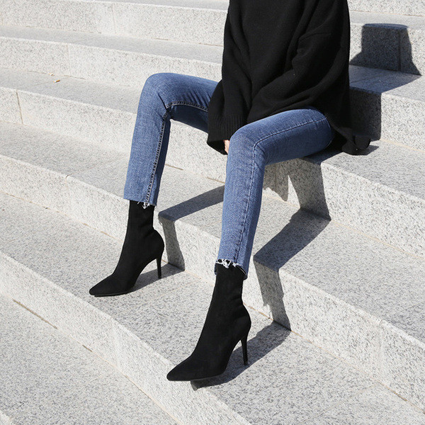 Moodsad kontsaga naiste saapad - musta värvi terava otsaga mudel