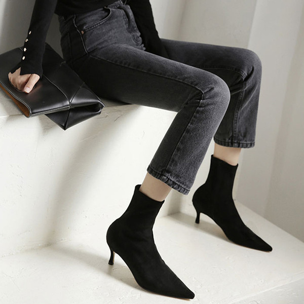 Moodsad kontsaga naiste saapad - musta värvi terava otsaga mudel