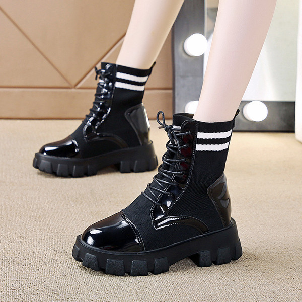 Moodsad musta värvi krobelise tallaga naiste lakknahast saapad