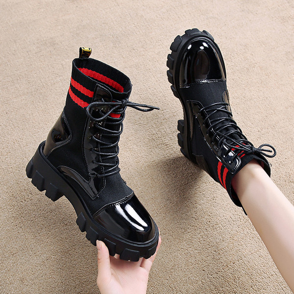 Moodsad musta värvi krobelise tallaga naiste lakknahast saapad