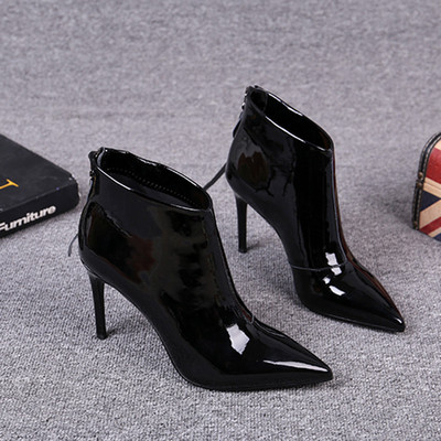 Lakkbőr csizma hegyes modell vékony sarokkal