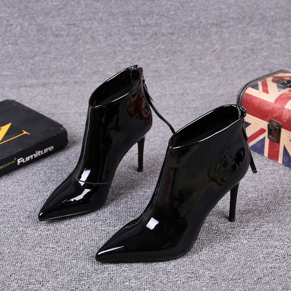 Lakkbőr csizma hegyes modell vékony sarokkal