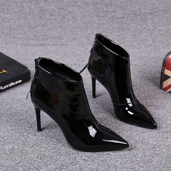 Lakkbőr csizma hegyes modell vékony sarokkal