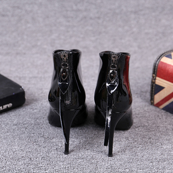 Lakkbőr csizma hegyes modell vékony sarokkal