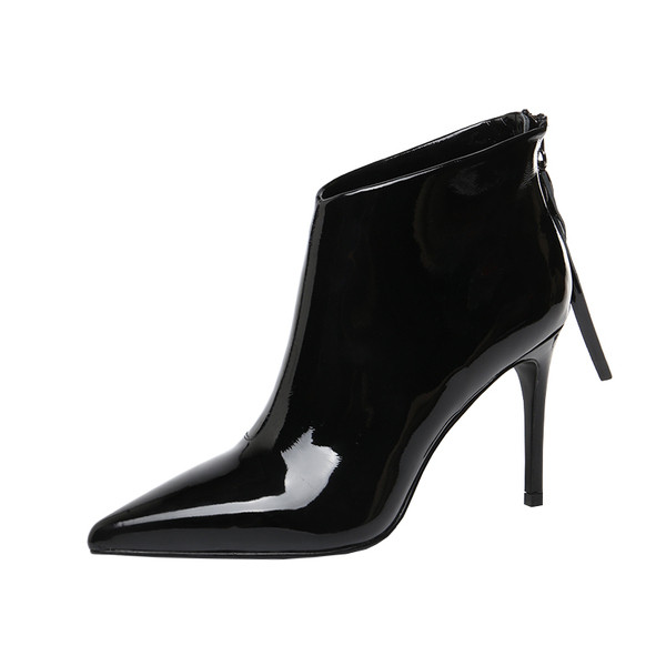 Lakkbőr csizma hegyes modell vékony sarokkal