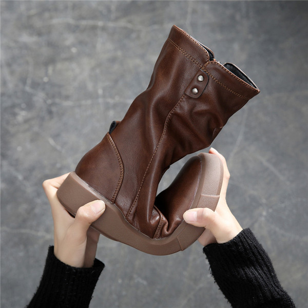 Eko bőrből készült, lapos talpú női alkalmi csizma