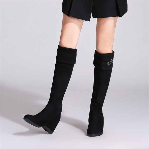 Naiste seemisnahast sokid platvormiga - erinevad mudelid