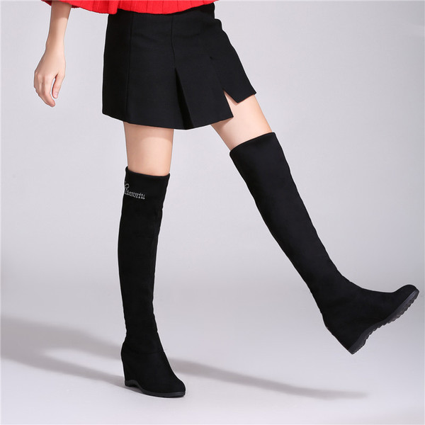 Naiste seemisnahast sokid platvormiga - erinevad mudelid