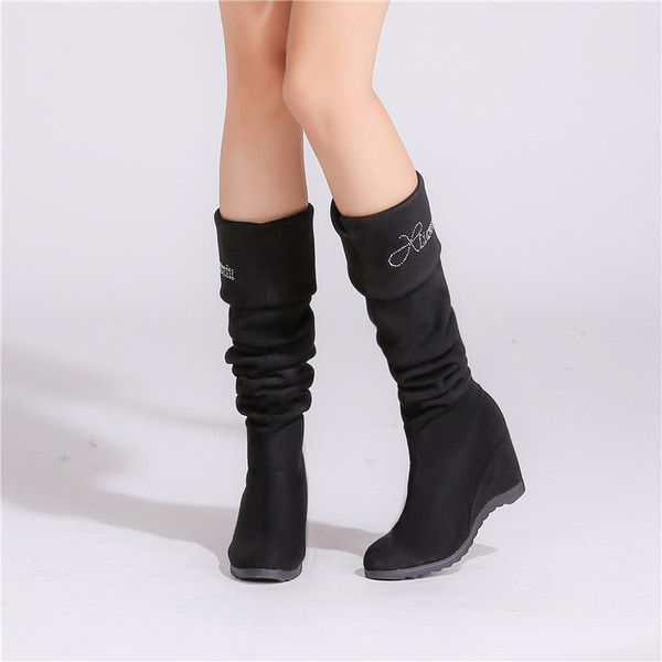 Naiste seemisnahast sokid platvormiga - erinevad mudelid