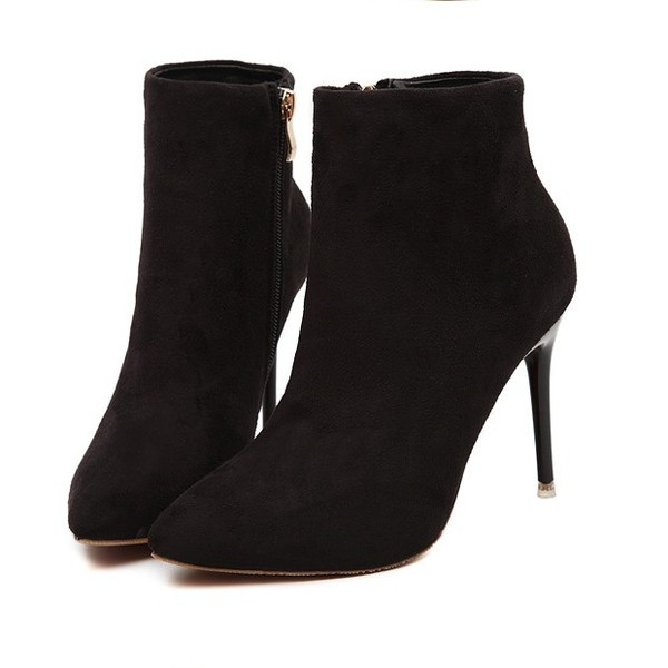 Stilīgi melni sieviešu zābaki ar plāniem papēžiem - vairāki modeļi