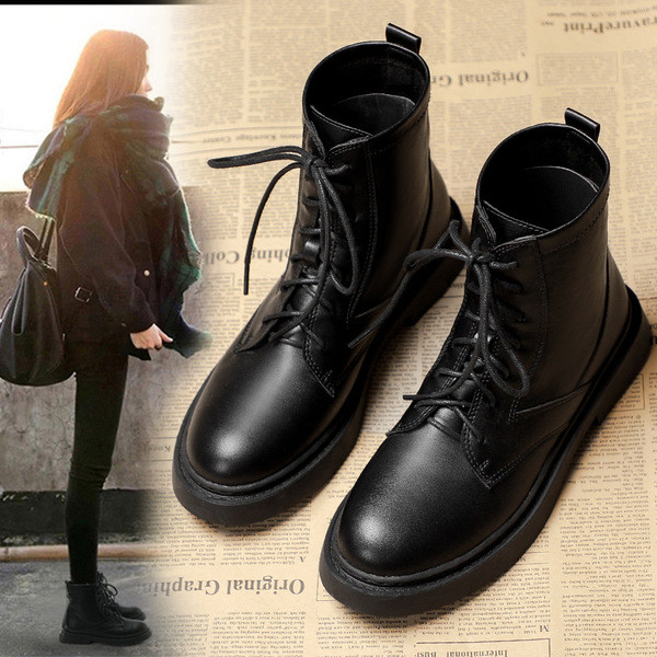 Öko bőrből készült női csizma fekete színben, fűzővel