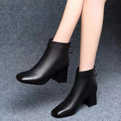 Fekete színű, 5,5 cm-es sarok vastagságú női cipő