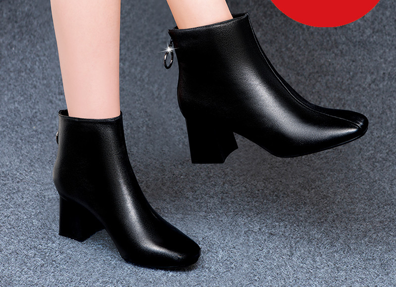 Fekete színű, 5,5 cm-es sarok vastagságú női cipő