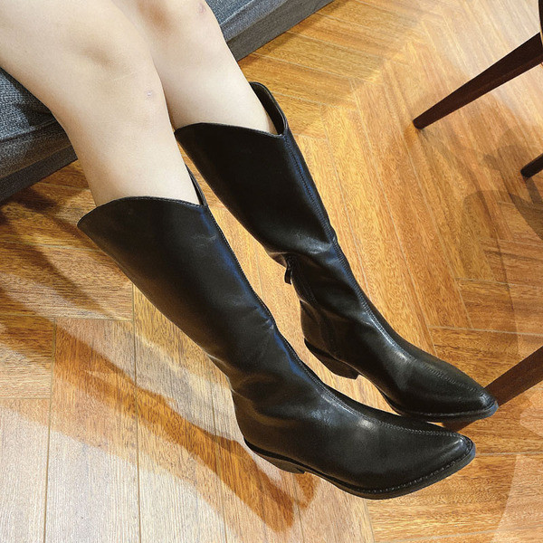 Női bőrcsizma - retro stílusú, alacsony sarkú