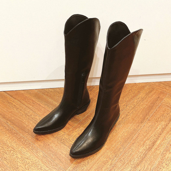 Női bőrcsizma - retro stílusú, alacsony sarkú