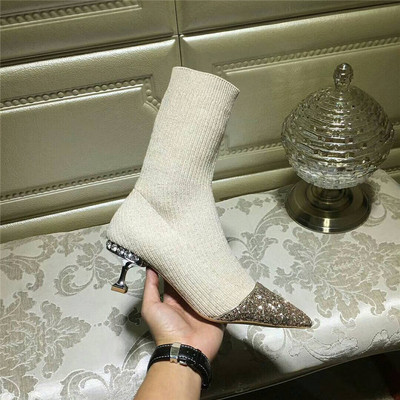 Μοντέρνες γυναικείες μπότες με λαμπερό αποτέλεσμα