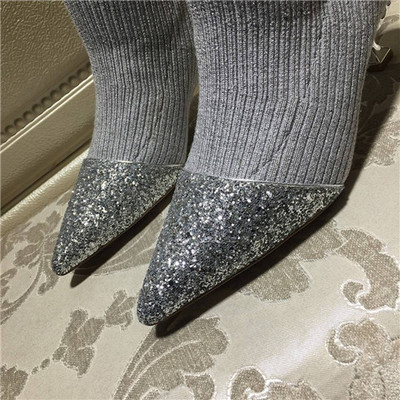 Μοντέρνες γυναικείες μπότες με λαμπερό αποτέλεσμα