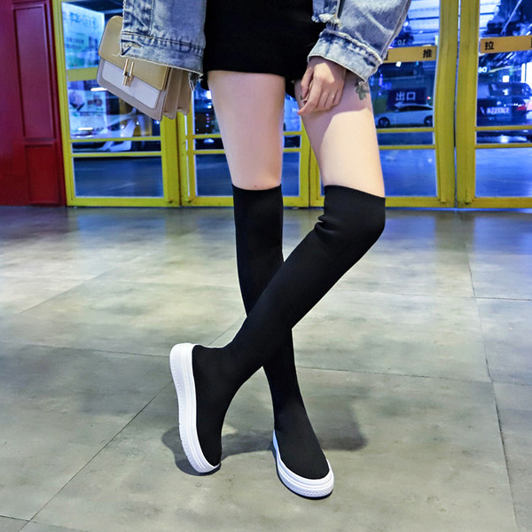 Őszi zoknis csizma új modellje fehér gumitalppal