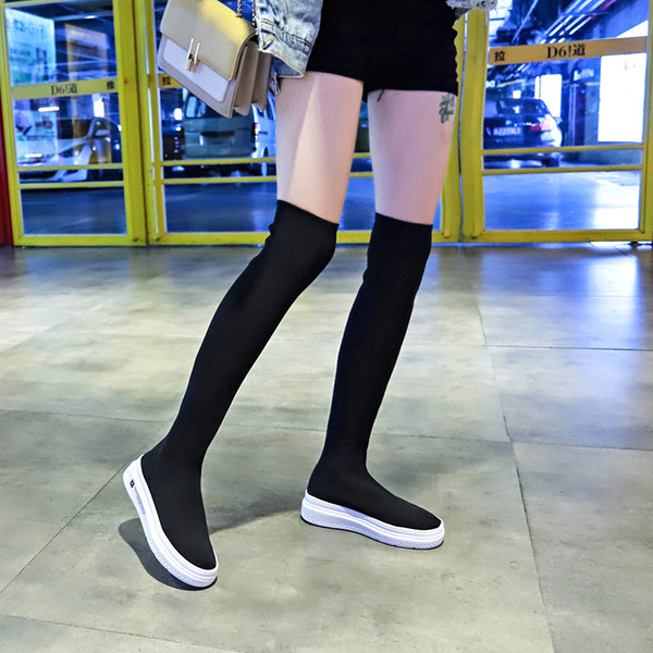 Őszi zoknis csizma új modellje fehér gumitalppal