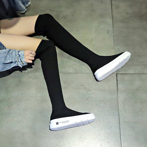 Őszi zoknis csizma új modellje fehér gumitalppal