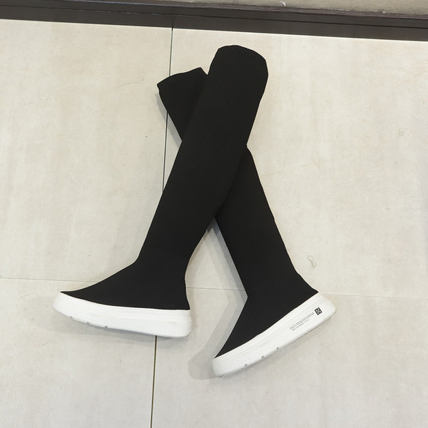 Őszi zoknis csizma új modellje fehér gumitalppal