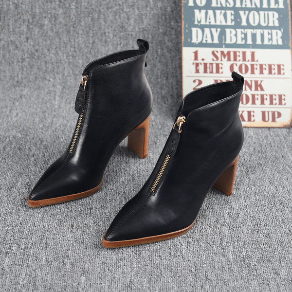 Moderne ženske čizme od eko kože - model na špic