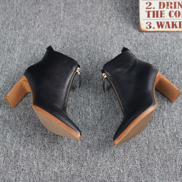 Moderne ženske čizme od eko kože - model na špic