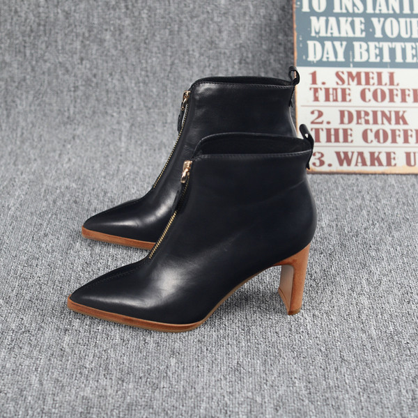 Moderne ženske čizme od eko kože - model na špic