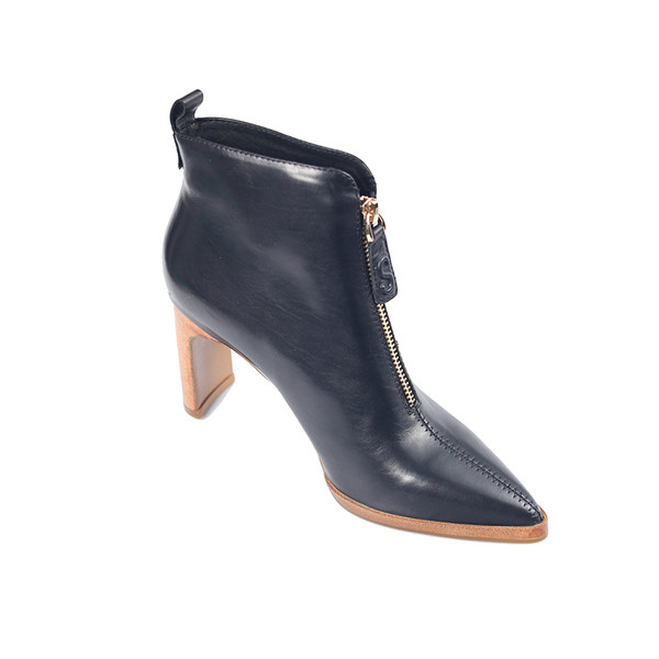 Moderne ženske čizme od eko kože - model na špic