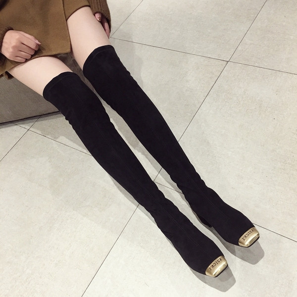 Sieviešu modernie zābaki vai zeķu zābaki