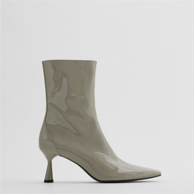 Modern női lakkcsizma vékony sarokkal