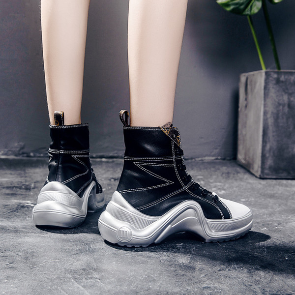 Sieviešu sporta zābaki no eko ādas ar raupju zoli