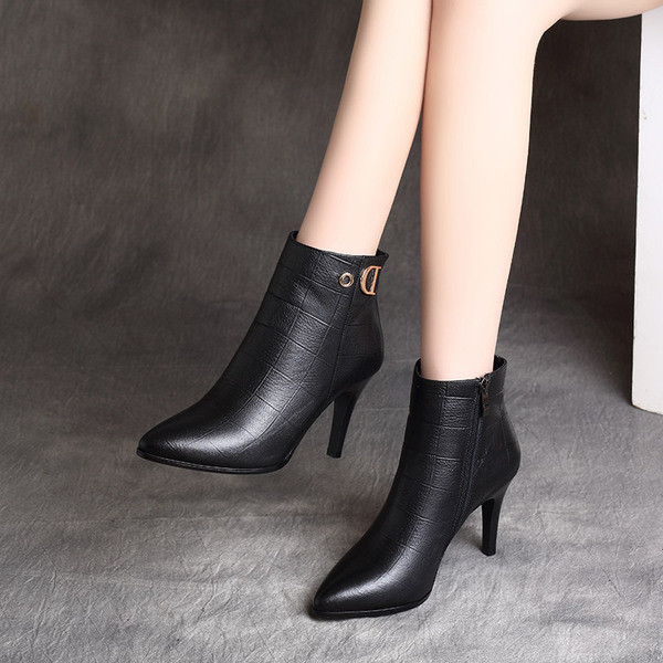 Stiilsed kunstnahast naiste saapad kontsa ja metallist kaunistusega