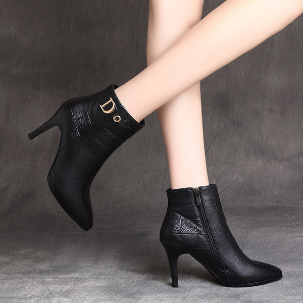 Stiilsed kunstnahast naiste saapad kontsa ja metallist kaunistusega