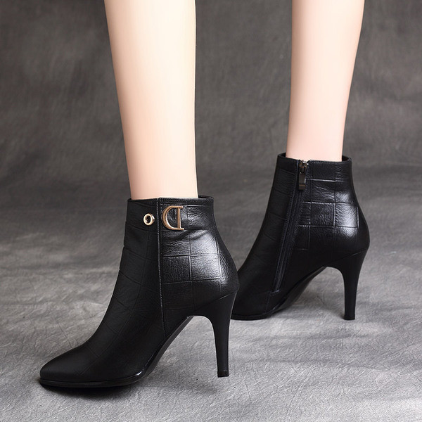 Stiilsed kunstnahast naiste saapad kontsa ja metallist kaunistusega