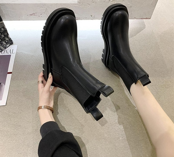 Ikdienas sieviešu zābaki ar plakanu zoli melnā krāsā - vairāki modeļi