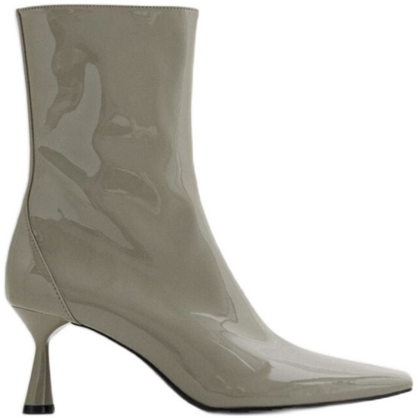 Moodsad õhukeste kontsadega naiste lakknahast saapad – terava otsaga mudel